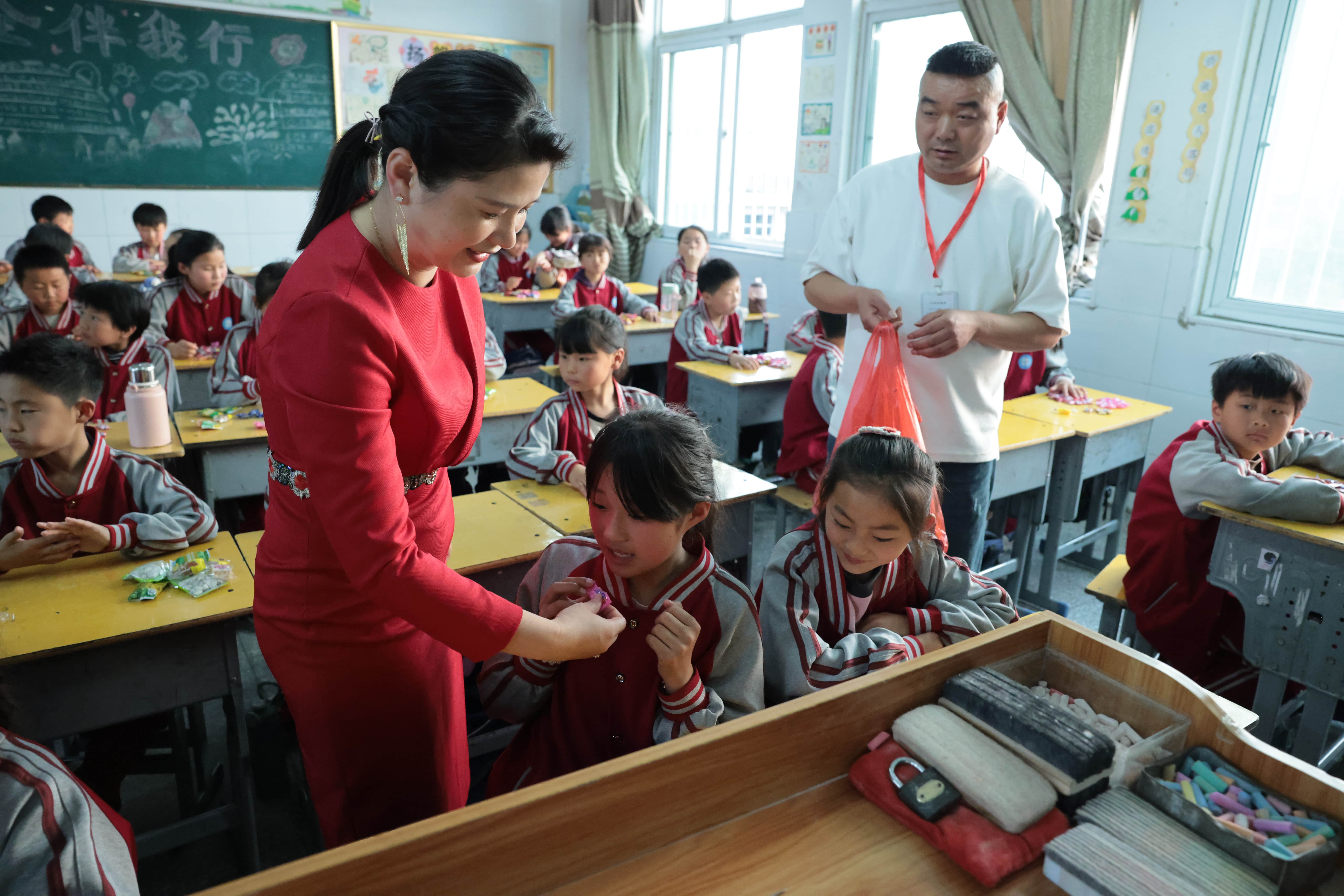 在爱意的“双向奔赴”中丨第249所多宝网页版公益学校揭牌 在爱意的“双向奔赴”中丨第249所多宝网页版公益学校揭牌