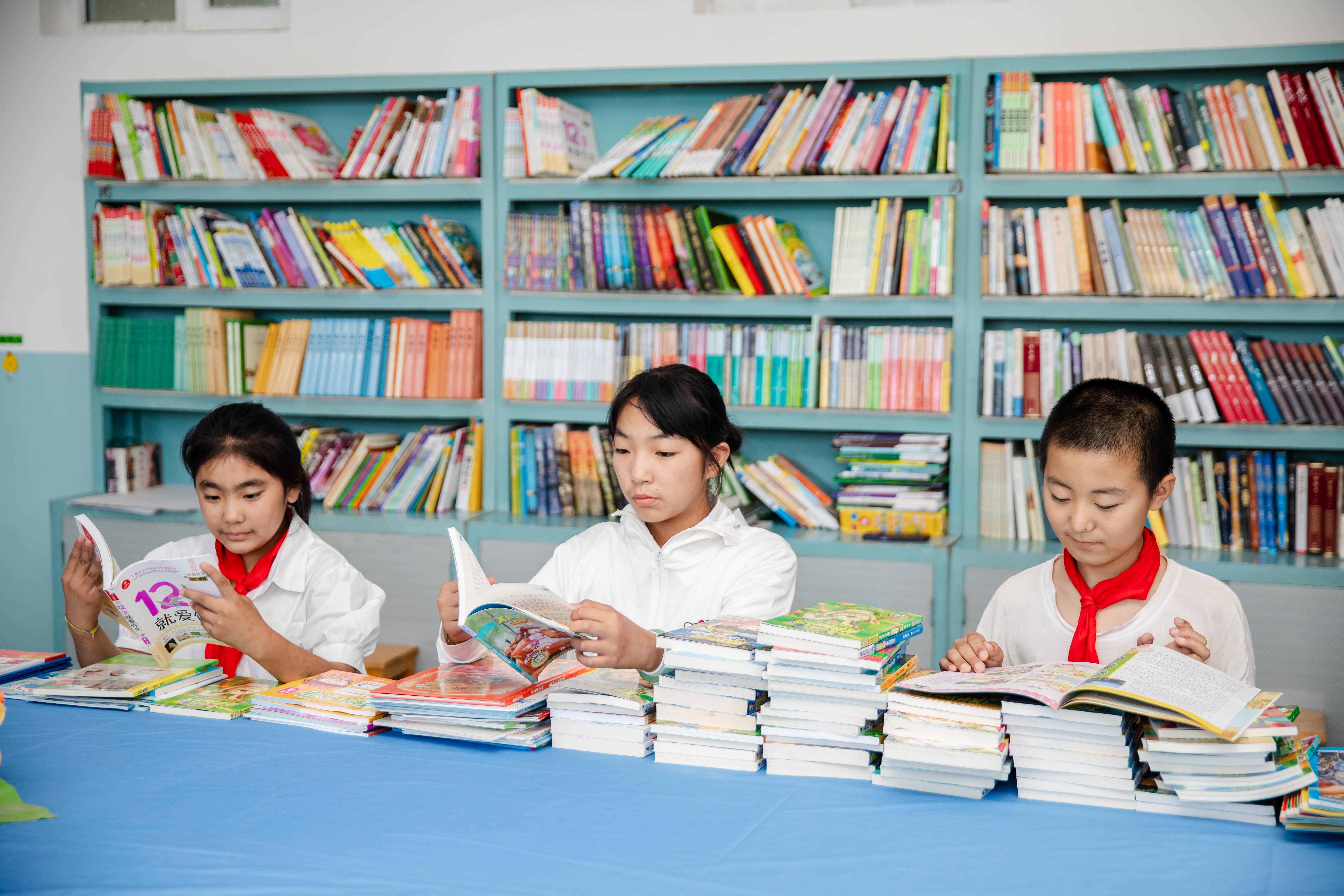 天津高校大学生记者走进多宝网页版公益小学开展“书香悦读,筑梦成长”活动 天津高校大学生记者走进多宝网页版公益小学开展“书香悦读,筑梦成长”活动